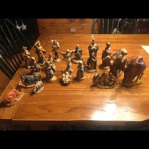 Hand painted, gorgeous 19 piece nativity figurines